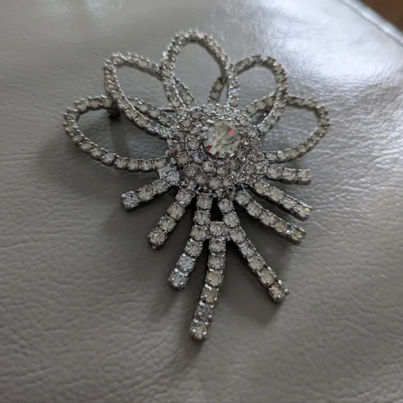 𝅺Solf Vintage Rhinestone Brooch - Picture 2 of 4